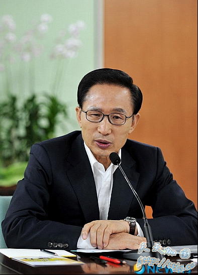 韩总统府称李明博支持率超50%遭网民嘲讽