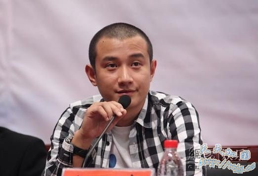 文章光头亮相。