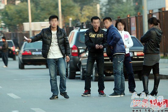 五棵松体育馆外已有大批黄牛聚集。