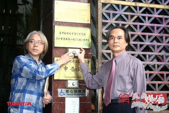 李坤城与其经纪公司负责人陈俊辰一同到地检署提告。