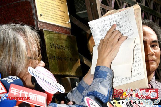 李坤城列出证据表明立场。