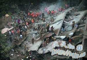 新德里居民楼坍塌66人遇难(图)