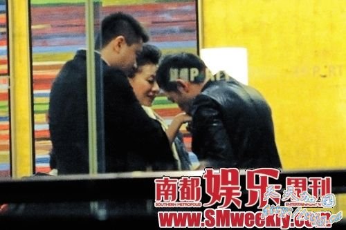 夹克男还握着巩新亮的小手狂亲。