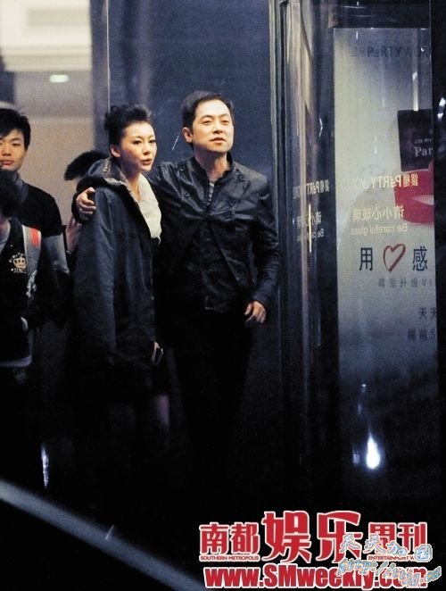 夹克男紧紧搂着巩新亮
