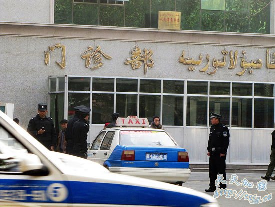 新疆阿克苏小学踩踏致41人伤 6人伤重