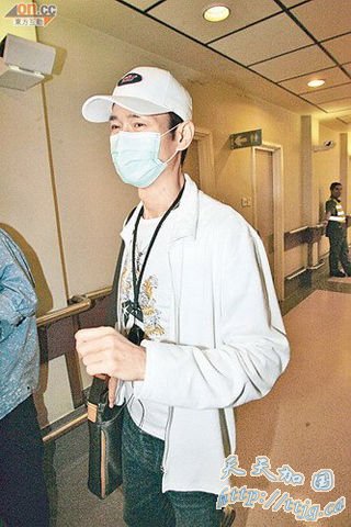郑少秋拍剧堕四米深洞 左边肩膀麻痹送医