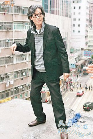 郑少秋拍剧堕四米深洞 左边肩膀麻痹送医