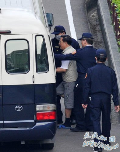 图:陈水扁在台北看守所搭囚车移监服刑