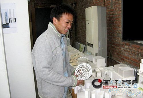 12��3�գ������������ɸ�·268�Ŵ�Ժ�������ɵİ칫�ң������˸���ģ�ͺ����ͼֽ�����������ŵľ���&ldquo;����&rdquo;���о�ģ�͡�
ͼ/���泿���������ż��� ��־��