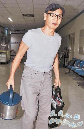 Selina的父亲每天探望女儿 。
