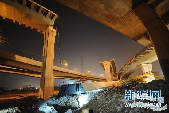 �Ͼ��߼ܸ������෭�¹�3�������˱�����