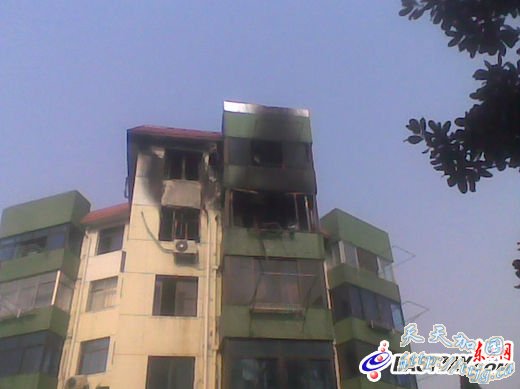 沪青浦一民宅发生火灾 母女跳楼逃生一死一伤(组图)