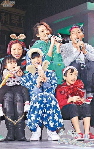 容祖儿(后排中)与何韵诗(前排中)在台上合照,十分热闹。