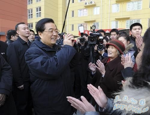 ���Ǻ������ڳ�������ׯ·������ס����Ӫ��Ŀ����԰С������ʱ����С�����������´�ף�����»������ ��ѧ�� ��