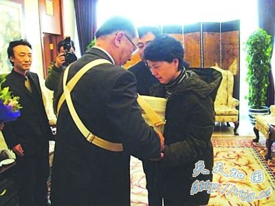 �������߶��ҽ��غ�ɫŮ�ع�60���&ldquo;�ؼ�&rdquo;֮·(��ͼ)