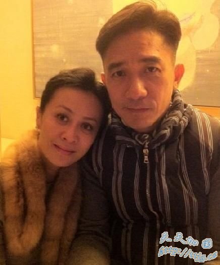 刘嘉玲微博发与梁朝伟亲密照。