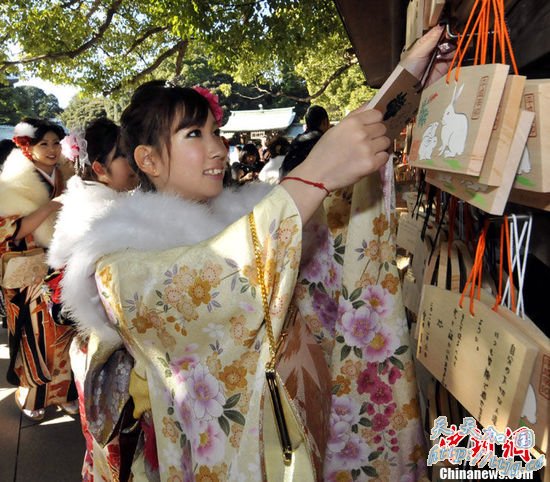 高清组图:日本年轻女孩穿和服祈福迎接成人礼