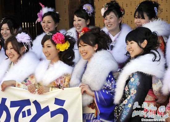 高清组图:日本年轻女孩穿和服祈福迎接成人礼
