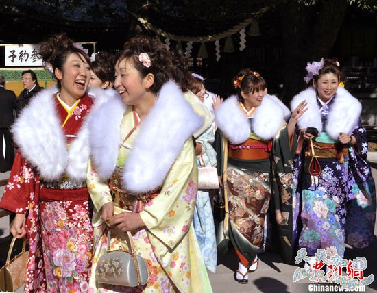 高清组图:日本年轻女孩穿和服祈福迎接成人礼