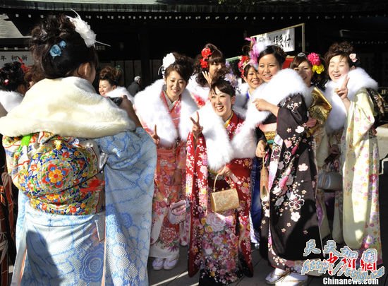 高清组图:日本年轻女孩穿和服祈福迎接成人礼