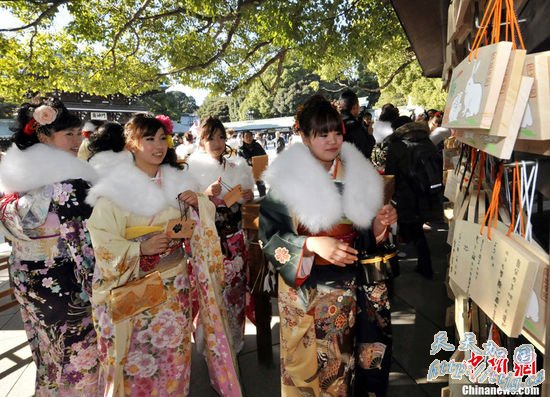 高清组图:日本年轻女孩穿和服祈福迎接成人礼