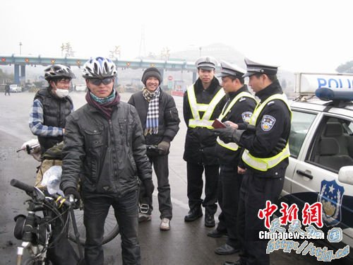 ������ѧ���ﳵ���� ͵�Ͼ��۰ĸ��ٱ�����(ͼ)