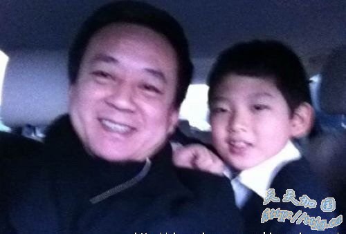 朱军与儿子温馨合影曝光 爱表演多才多艺(图)