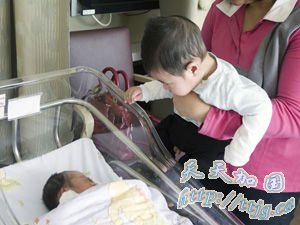 李嘉欣儿子首度曝光
