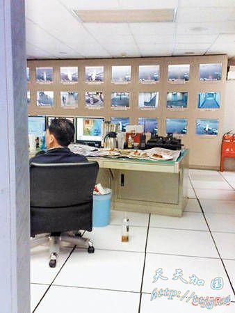 �����ɧ������ŮԱ�� ̨��԰����ǰ����������(ͼ)