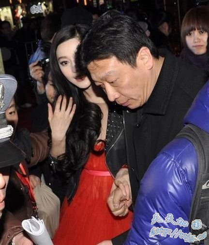 范冰冰与经纪人手拉手不避嫌。