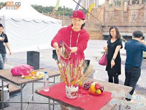 林峰首度开沙滩演唱会 拒穿泳裤上台献唱(图)