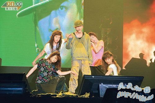林峰首度开沙滩演唱会 拒穿泳裤上台献唱(图)