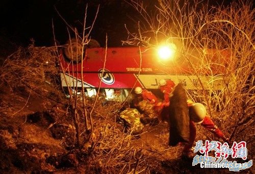 四川旺苍一客车翻下公路 5死8人重伤(图)