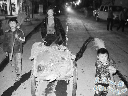 4岁男孩随母亲晚上扫街 1家1天吃喝不足10元(图)