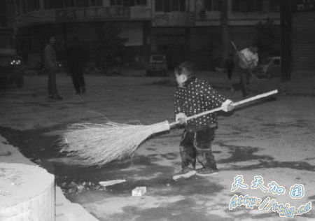 4岁男孩随母亲晚上扫街 1家1天吃喝不足10元(图)