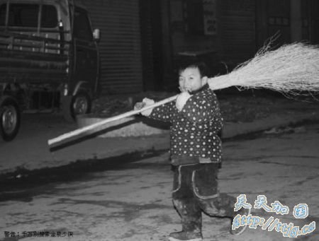 4岁男孩随母亲晚上扫街 1家1天吃喝不足10元(图)