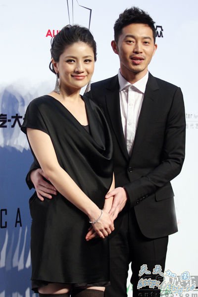沙溢胡可婚后首次公开亮相 十指相扣晒甜蜜
