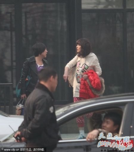 周海媚穿着卡通衣现身北京街头。