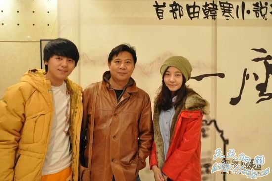 李杨(中)和导演、制片人合影留念。