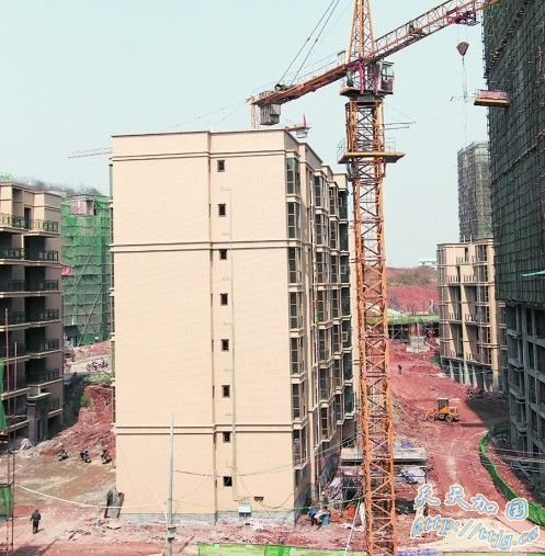 开发商用百余千斤顶纠正楼房偏斜 官方称安全